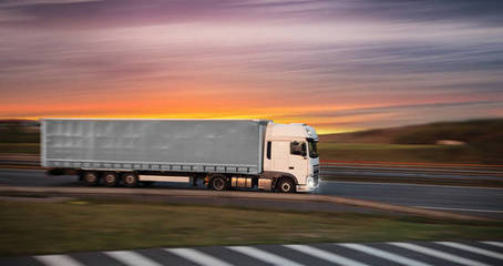 卡車集裝箱 道路貨物運輸的核心載體